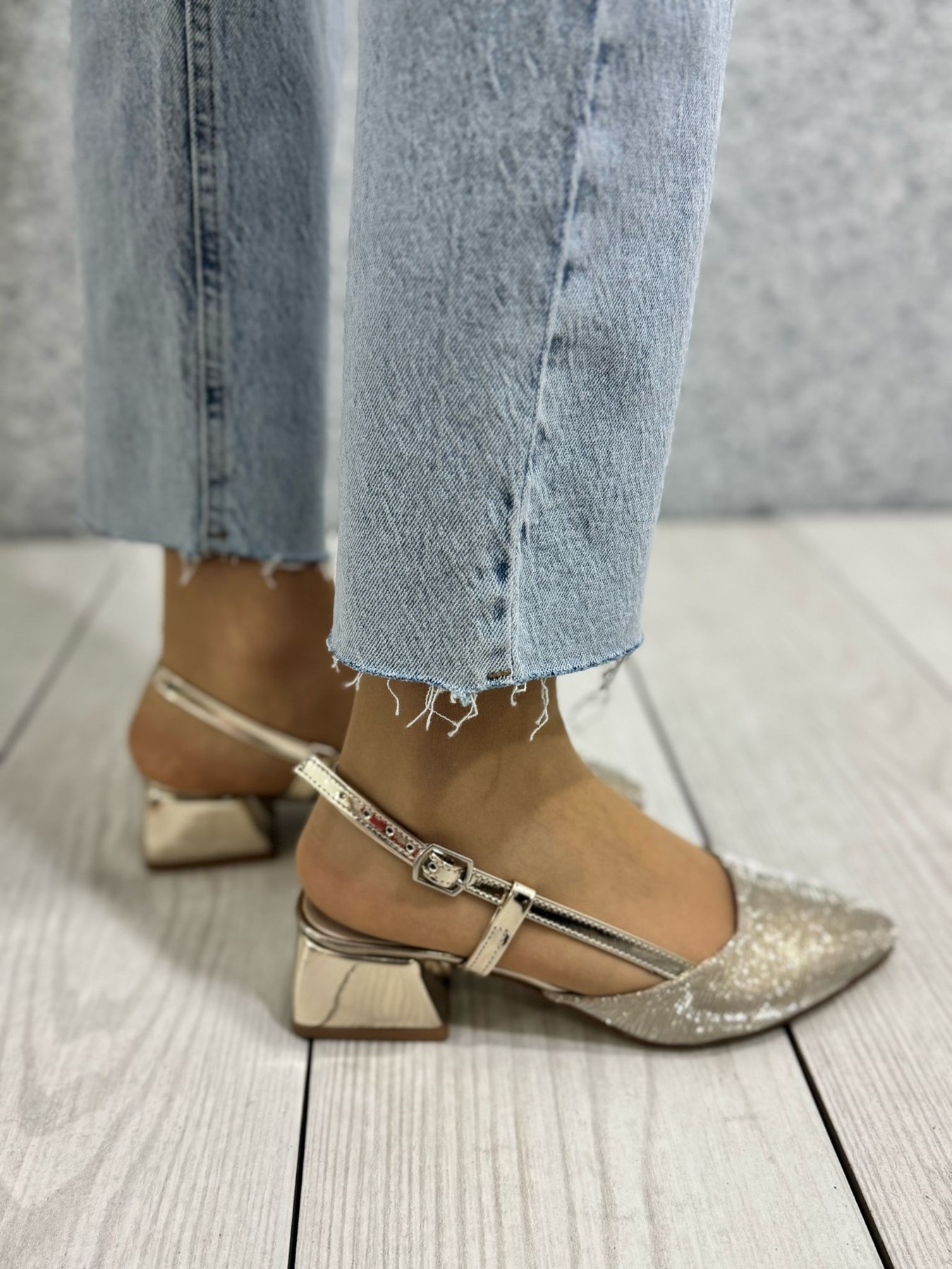 Altın Simli Kısa Topuk Rahat Bayan Topuklu Ayakkabı