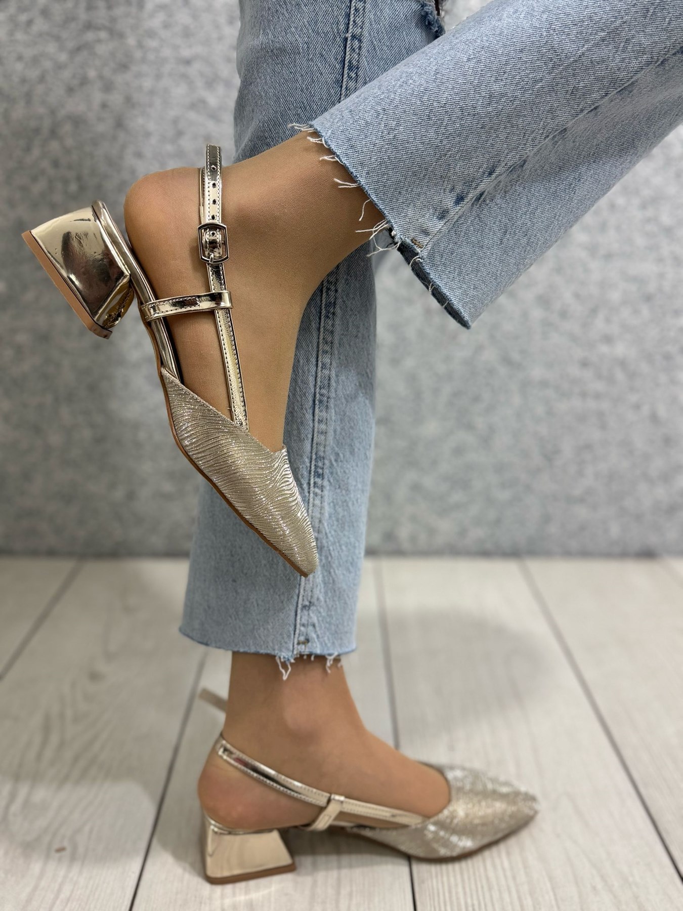 Altın Simli Kısa Topuk Rahat Bayan Topuklu Ayakkabı - Görsel 2